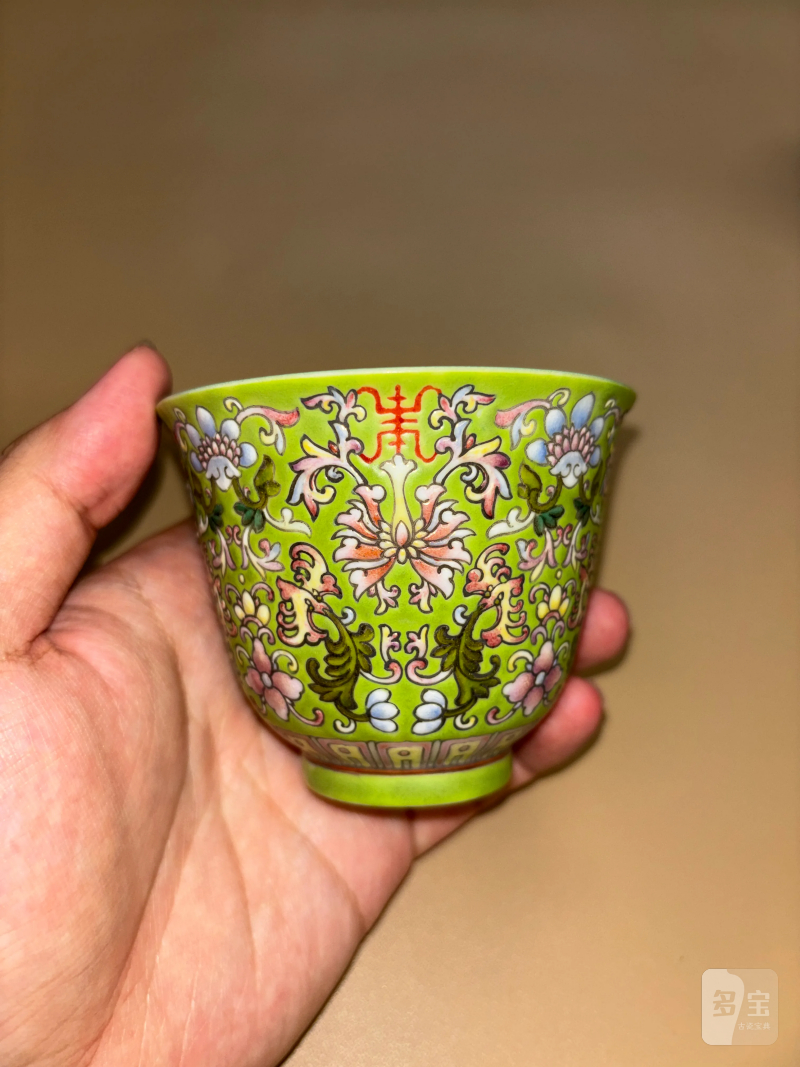 民国 秋葵绿地粉彩缠枝纹杯一对 - 图2